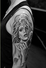 Klasszikus női kéz fekete szürke portré tetoválás minta képet