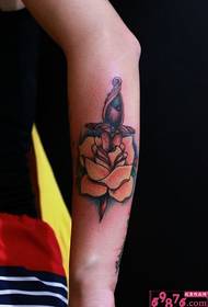 Asmenybės meilės rožių gėlių tatuiruotė paveikslėlis
