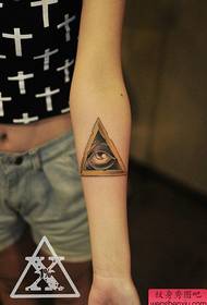 un tatuaje delicado ojo de los dioses