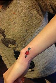 La única flecha hermosa en la muñeca, con una imagen de tatuaje