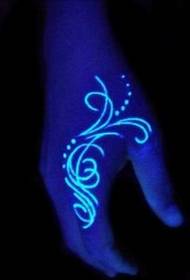 Kjekk fluorescerende usynlig tatoveringsmønster på hånden