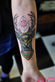 Imagen creativa del tatuaje del tótem de la cabeza de ciervo del color
