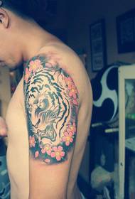Tradycyjne zdjęcia tatuażu z dominującą głową tygrysa