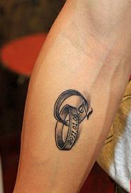 Modello di tatuaggio ad anello con un braccio