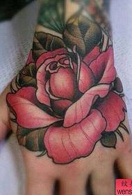 Spettaculu di tatuaggi, cunsigliate un tatuu di rosa in manu