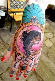 Rokas muguras ļaunās sievietes galvaskausa un rotaslietu tetovējuma modelis