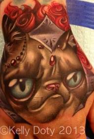 Portrett av en fe katt med en tatovering på baksiden av hånden