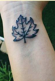 Female wrist beautiful maple leaf tattoo pattern to enjoy the picture