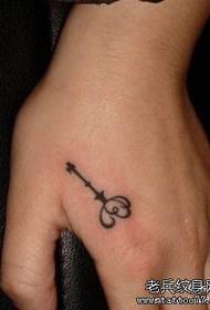 Modeli i tatuazhit me çelësin e vogël totem