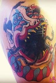 Вялікая рука глынае чорны татэмны малюнак татуіроўкі