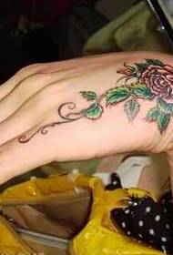 Jentas hånd tilbake vakker fin blomster vin tatovering mønster bilde