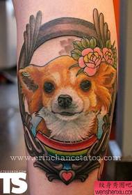 kūrybinis šuns tatuiruotės kūrinys