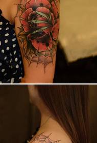 Immagine creativa del tatuaggio del braccio del fiore della ragnatela della ragazza