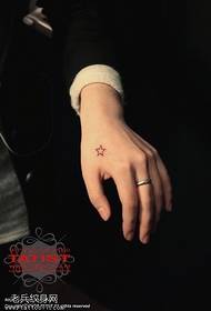 Küçük taze el beş köşeli yıldız dövme çalışmaları