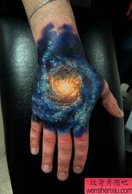 Corak tatu langit berbintang berwarna di bahagian belakang tangan