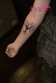 ٹیٹو تصویر کے اندر چھوٹا تازہ درخت بازو