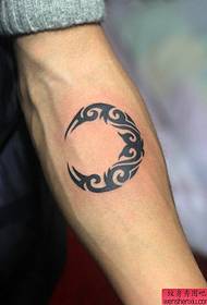 U ritrattu di mostra di tatuaggi hà cunsigliatu un mudellu di tatuatu di braccia totem luna