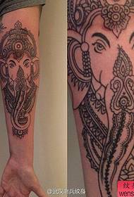 Τατουάζ δείχνουν, συνιστούμε ένα χέρι σαν ένα θεού τατουάζ