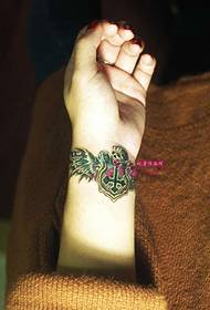 Tatuiruotės paveikslėlis su retro kryžiaus sparnais
