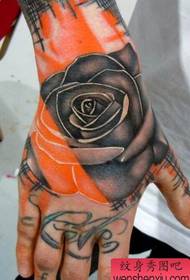 un hermoso tatuaje de rosa en el dorso de la mano