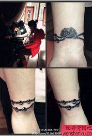 Meiteņu plaukstas locītavās populārs izsmalcināts rokassprādzes tetovējums