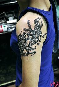 左腕、反対側、花のタトゥーの写真