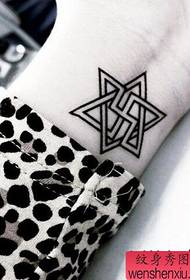 Vrouw pols zespuntige ster tattoo werk