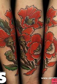 Një punë tatuazh me lule krijuese në dorë