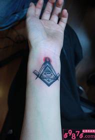 Kūrybingas trikampio akių asmenybės riešo tatuiruotės paveikslėlis