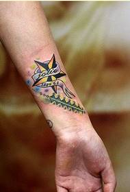 Schéint handgemoolt faarweg fënnefpunkte Star Tattoo Bild