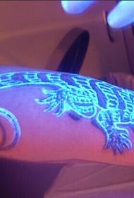 The most fashionable and brilliant lizard fluorescent tattoo picture for girls