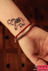 Unha tatuaxe popular de elefante fermoso