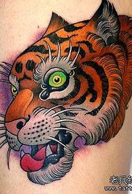 Beveel een tijger-tatoeagepatroon aan voor vrienden die van tatoeages houden
