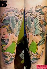 um trabalho criativo de tatuagem de anjo na mão