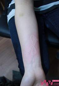 Asmenybės balto angliško riešo tatuiruotės paveikslėlis