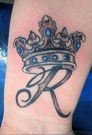 Gyönyörű és gyönyörű klasszikus korona tetoválás kép