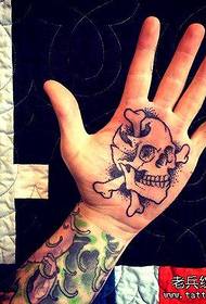 Kreativna tetovaža lubanje ruku djeluje