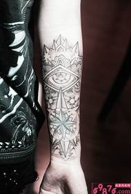 Gambar kreatif titik lengan tato bunga