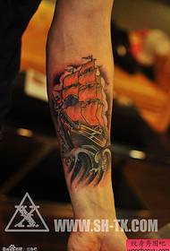 Χέρι ιστιοπλοΐα πανιά μοτίβο τατουάζ στη θάλασσα