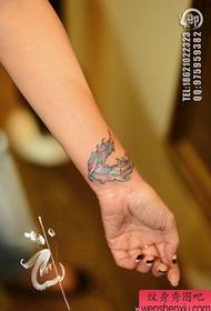 Girls' wrists look beautiful feather tattoo pattern
