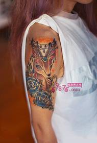 Malé dieťa jeleň kvetina rameno kreatívne tetovanie obrázok