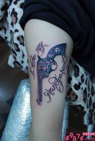 Nortasuna revolver gun ingelesezko tatuaje argazkia