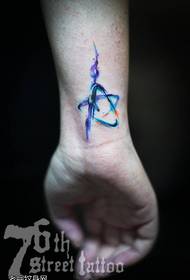 Patrón de tatuaje de pentagrama con chapoteo en cor da boneca