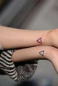 Štýlové trojuholníkové tetovanie na zápästí