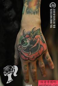 Patrón de tatuaje de ojo de rosa emergente en el dorso de la mano