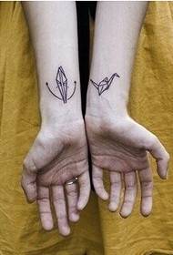 Imagens de tatuagem de mão feminina clássico clássico mil papel guindaste
