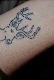 Chithunzi chachikazi chokhala ndi ma tattoo okongola a antelope tattoo