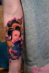 Japanska ljepotica gejša slikala je slike tetovaža