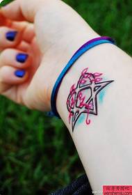 pięcioramienny wzór tatuażu na nadgarstku kobiety