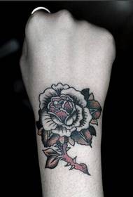Slika zenskog zgloba lijepe ruže tetovaža s uzorkom